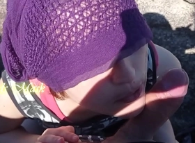 Peque�a pelirroja con culo grande hace un oral sucio en la playa amateur