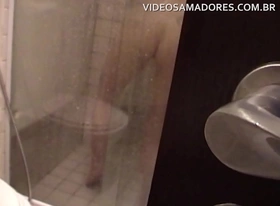 Padrasto voyeur aproveita porta entreaberta para filmar enteada pelada no banho