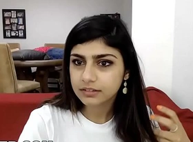 Camster - mia khalifa's webcam turns on before she's ready